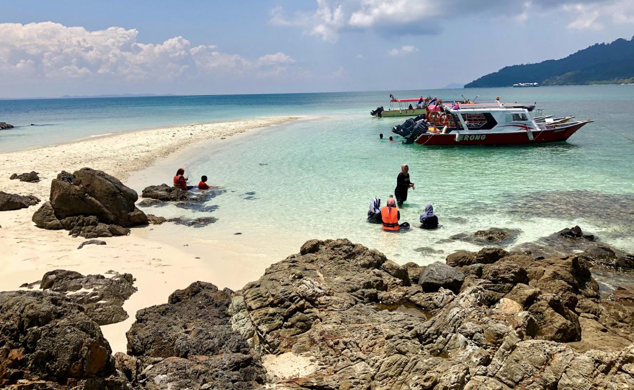 Pulau Mentigi'in fotoğrafı açık bej kum yüzey ile