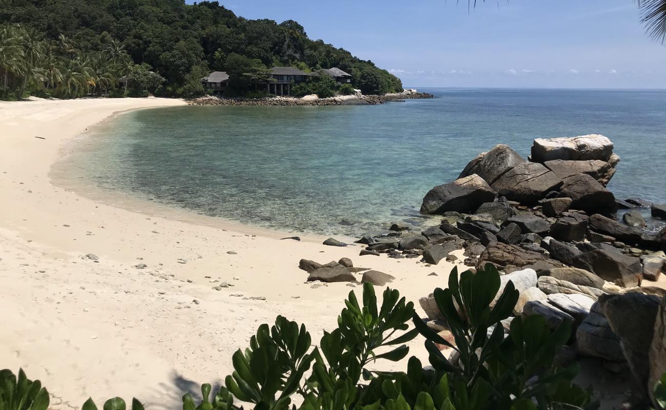 Batu Batu Resort'in fotoğrafı beyaz kum yüzey ile