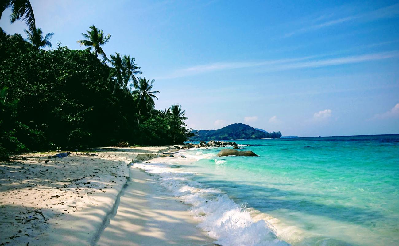 Pulau Hujung beach'in fotoğrafı beyaz kum yüzey ile