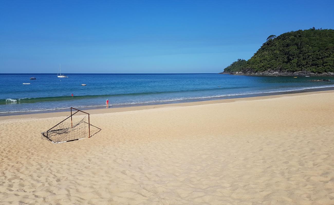 Pantai Kampung Juara'in fotoğrafı açık bej kum yüzey ile