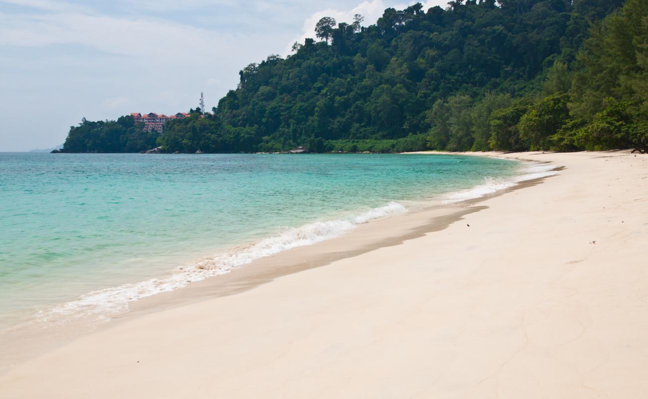 Pulau Tumuk Beach'in fotoğrafı gri kum yüzey ile