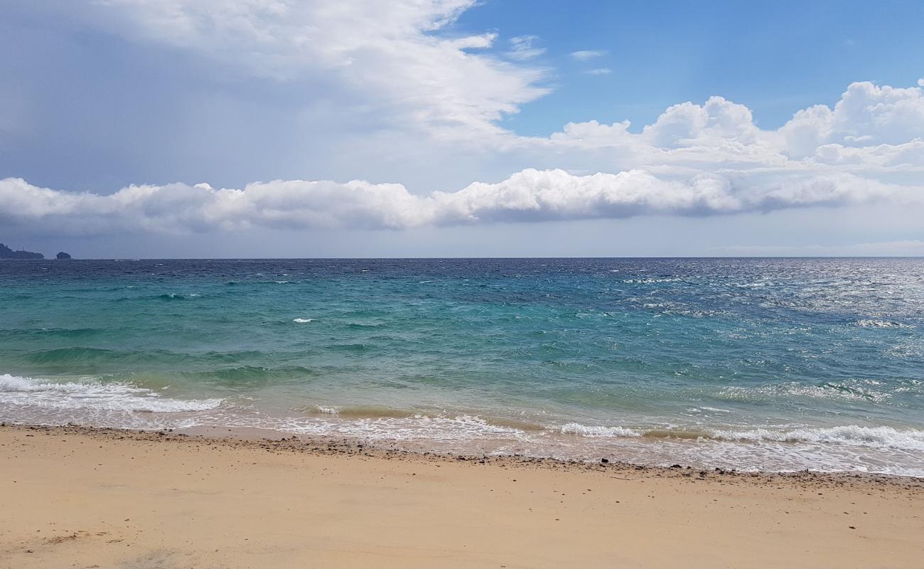 Mawar Beach'in fotoğrafı parlak kum yüzey ile