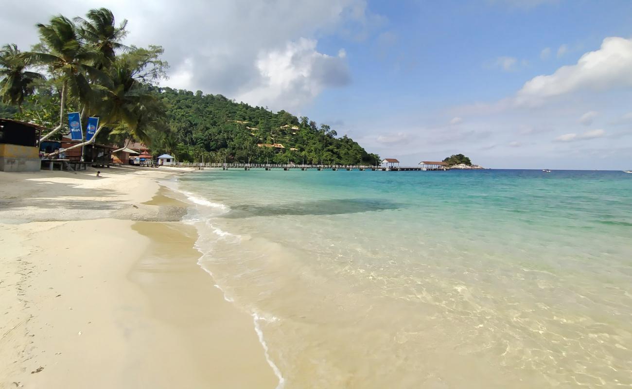 Kampung Salang'in fotoğrafı açık bej kum yüzey ile