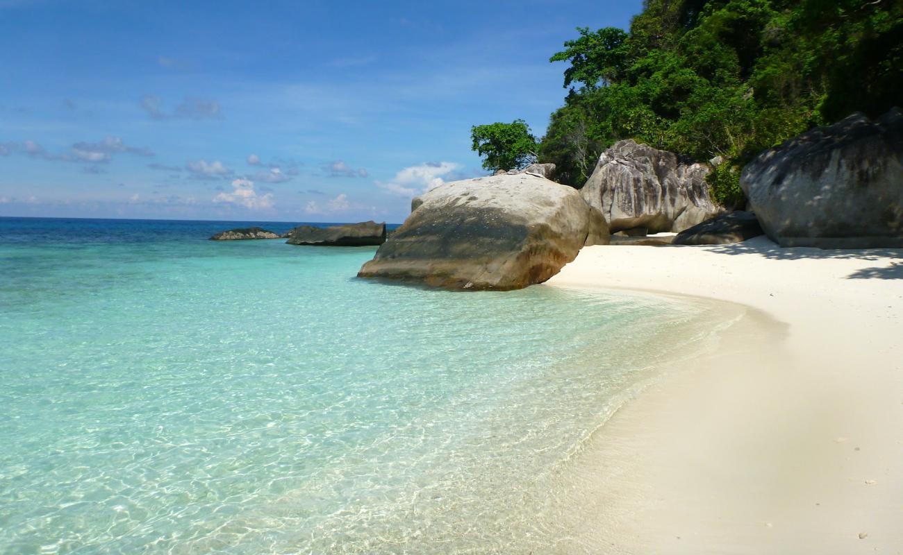 Pulau Tulai Beach'in fotoğrafı beyaz kum yüzey ile