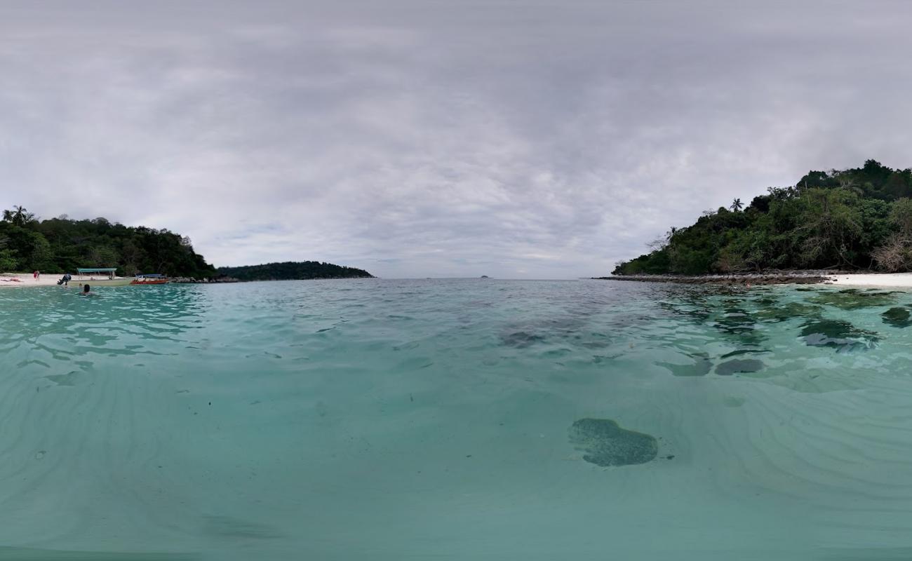 Pulau Tulai Beach II'in fotoğrafı beyaz kum yüzey ile