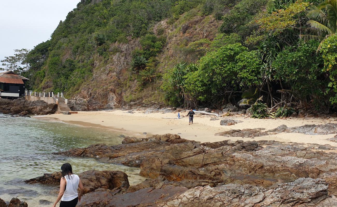 Gemia Island'in fotoğrafı bej çakıl yüzey ile