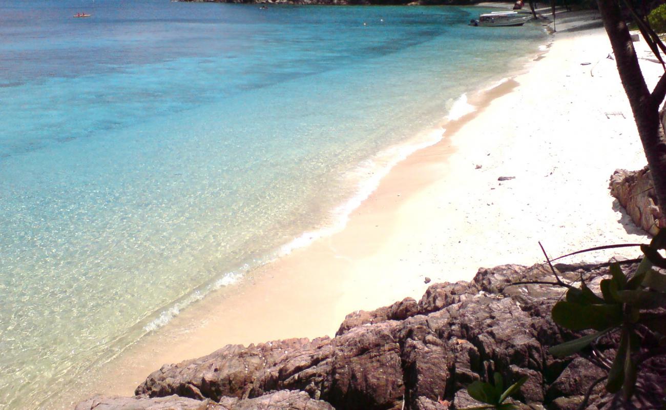 Pulau Bidung'in fotoğrafı açık bej kum yüzey ile