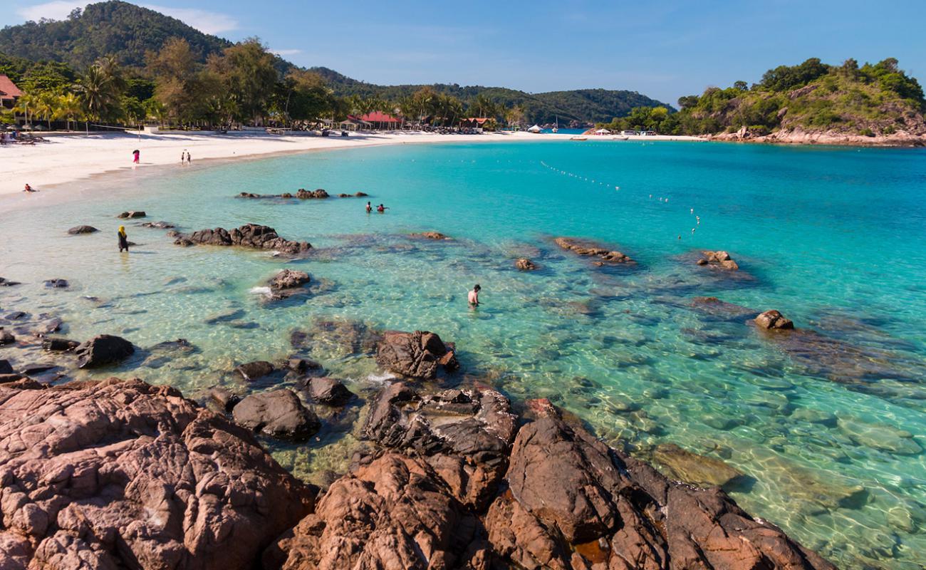 Pasir Panjang Plajı'in fotoğrafı parlak kum yüzey ile