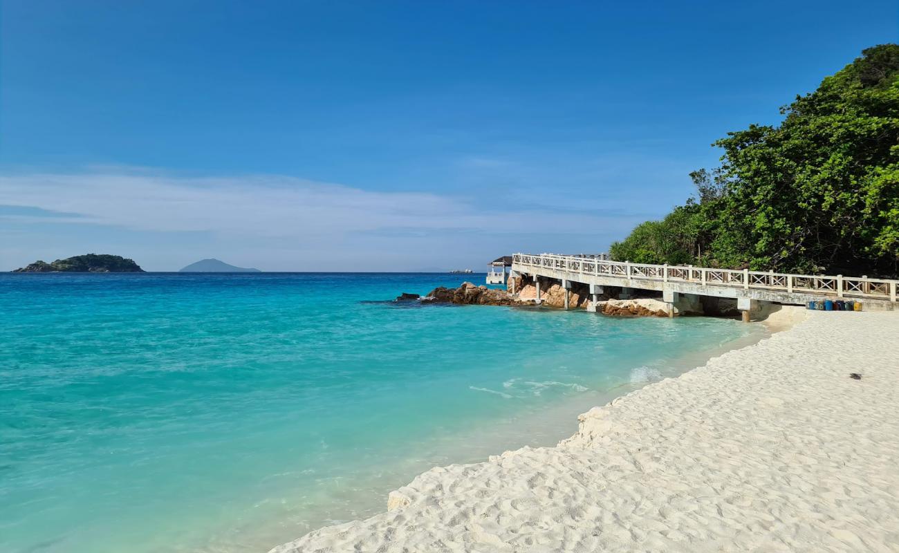 Wisana Village Beach'in fotoğrafı beyaz ince kum yüzey ile