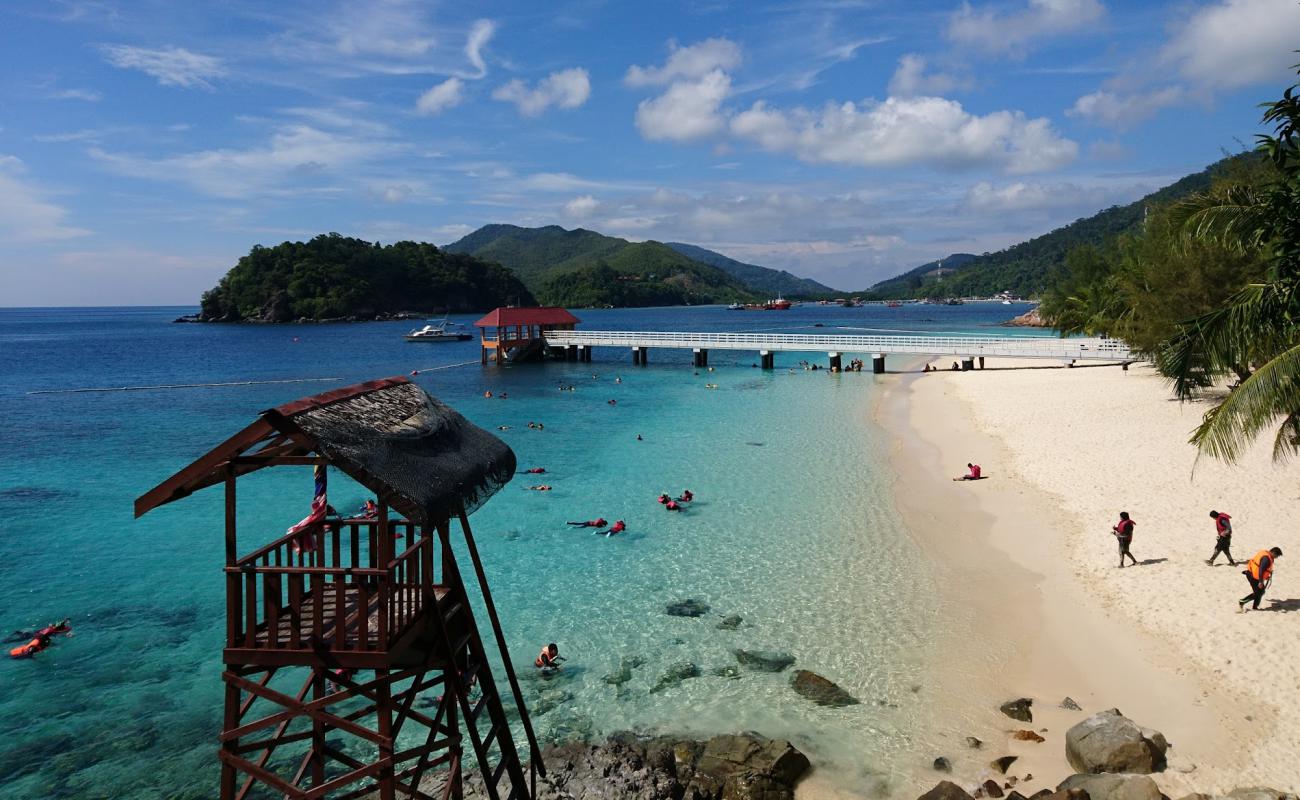 Kuala Terengganu Plajı'in fotoğrafı beyaz kum yüzey ile