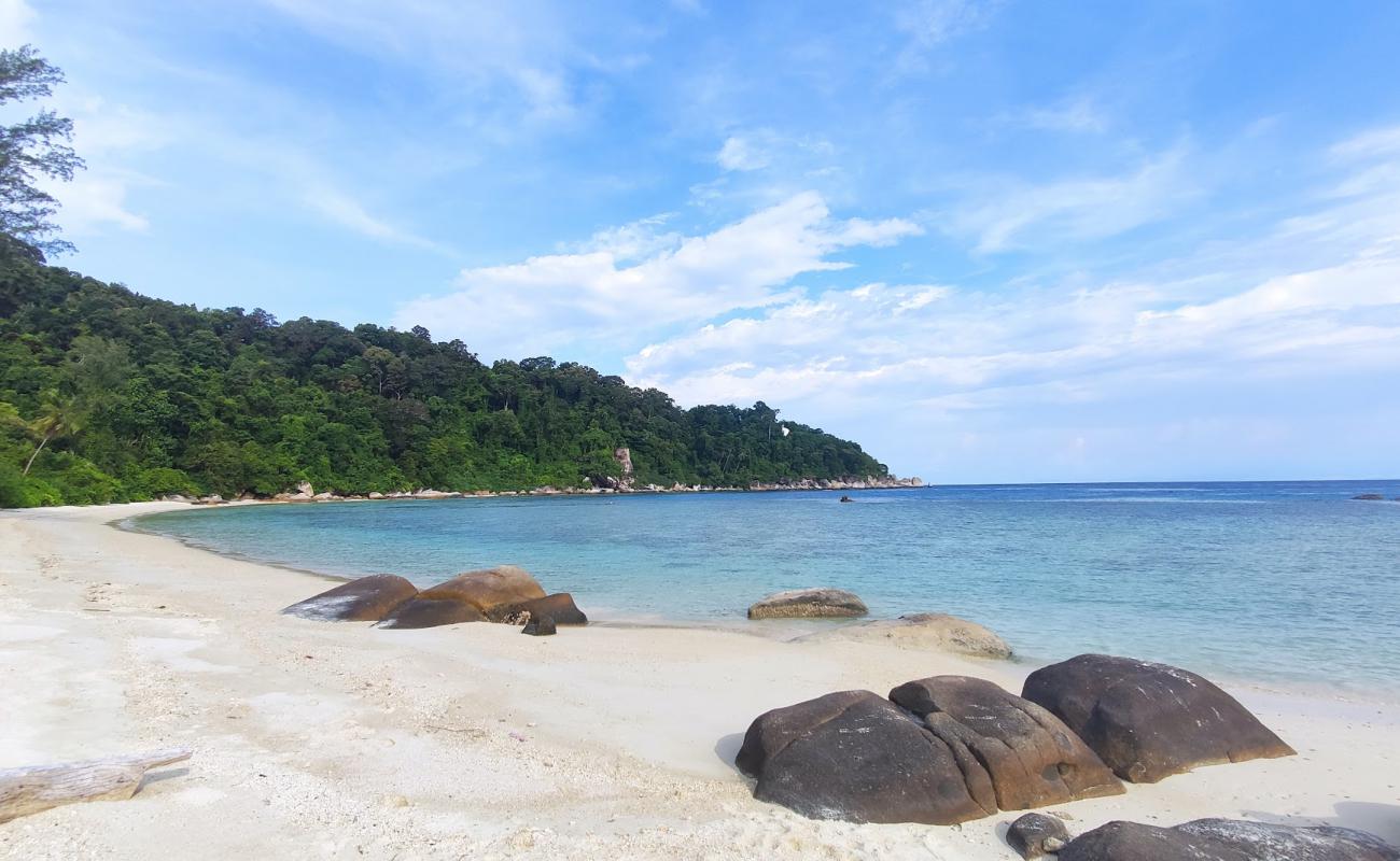 Teluk Keke Beach'in fotoğrafı açık bej kum yüzey ile