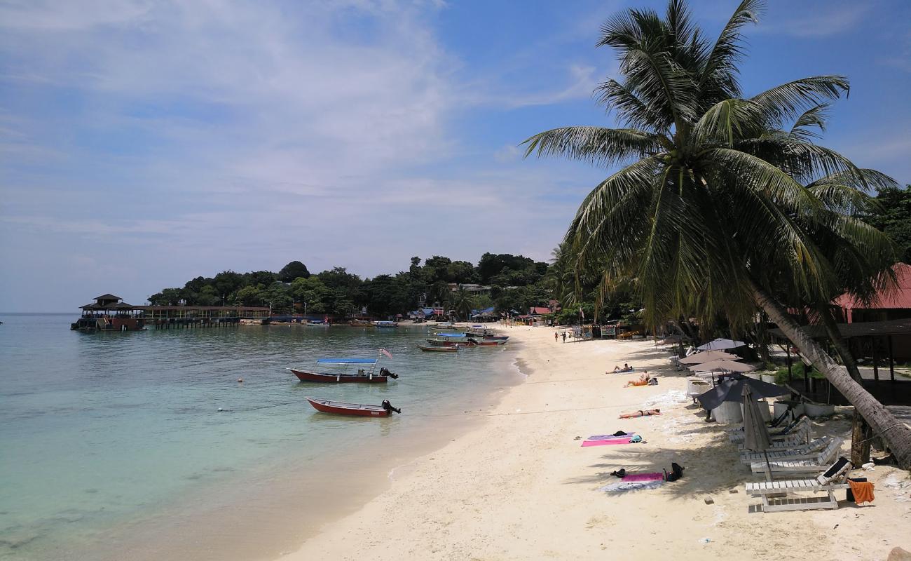 Coral Bay Perhentian Kecil'in fotoğrafı açık bej kum yüzey ile