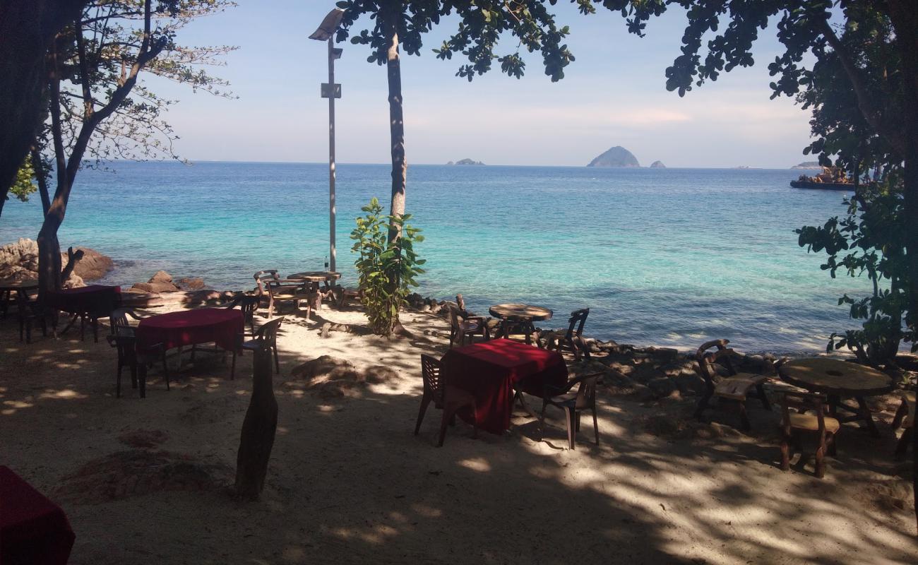 Golden Sand Beach'in fotoğrafı açık bej kum yüzey ile