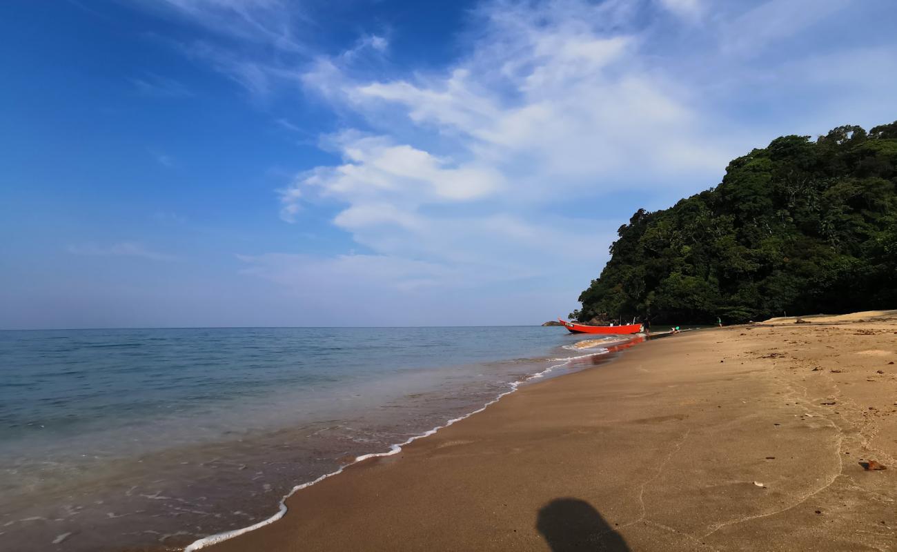 Labuan Gadung Bay Beach'in fotoğrafı açık bej kum yüzey ile