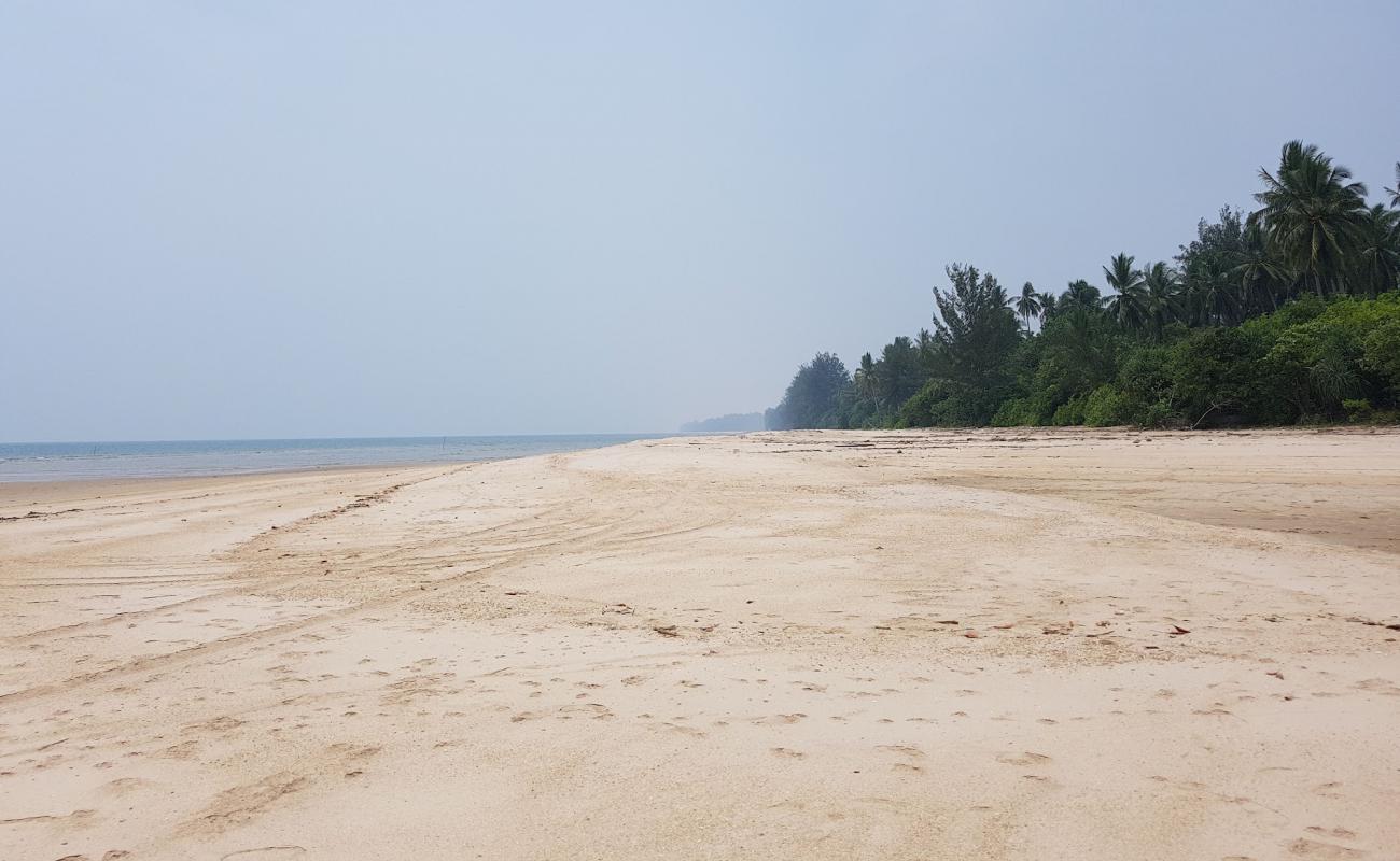 Pueh Beach'in fotoğrafı i̇nce bej kum yüzey ile