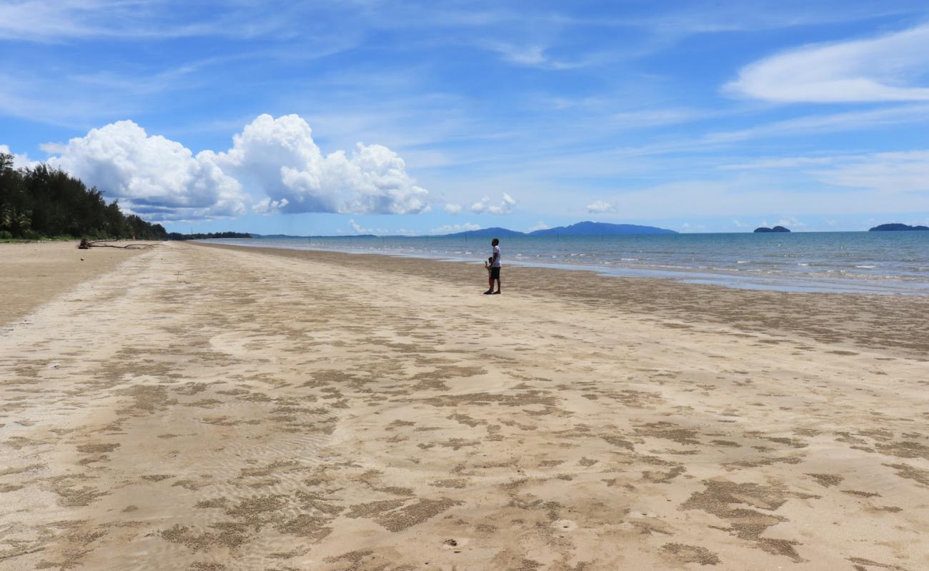 Pugu Lundu Beach'in fotoğrafı parlak ince kum yüzey ile