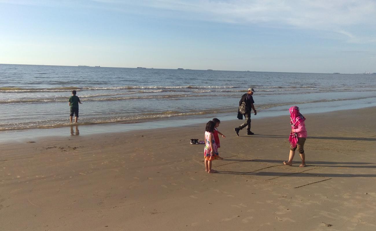 Mardiah Beach'in fotoğrafı açık bej kum yüzey ile