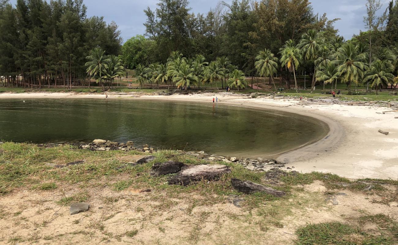 Tanjung Batu Bintulu Beach'in fotoğrafı açık bej kum yüzey ile