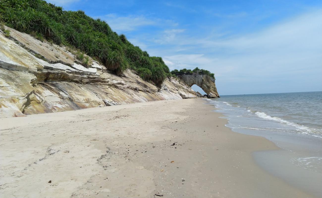 Tusan Bekenu Beach'in fotoğrafı parlak kum yüzey ile