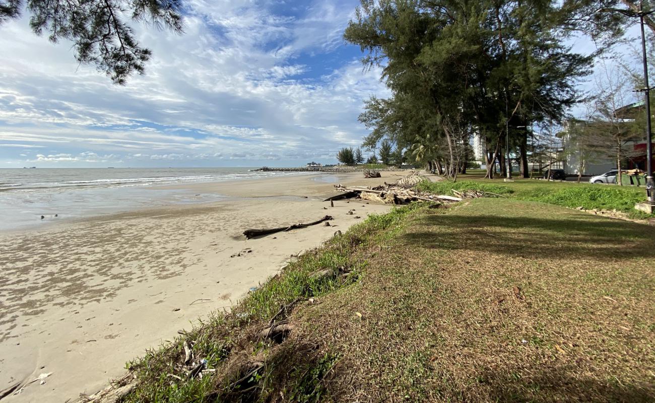 Tanjung Lobang Beach'in fotoğrafı gri kum yüzey ile