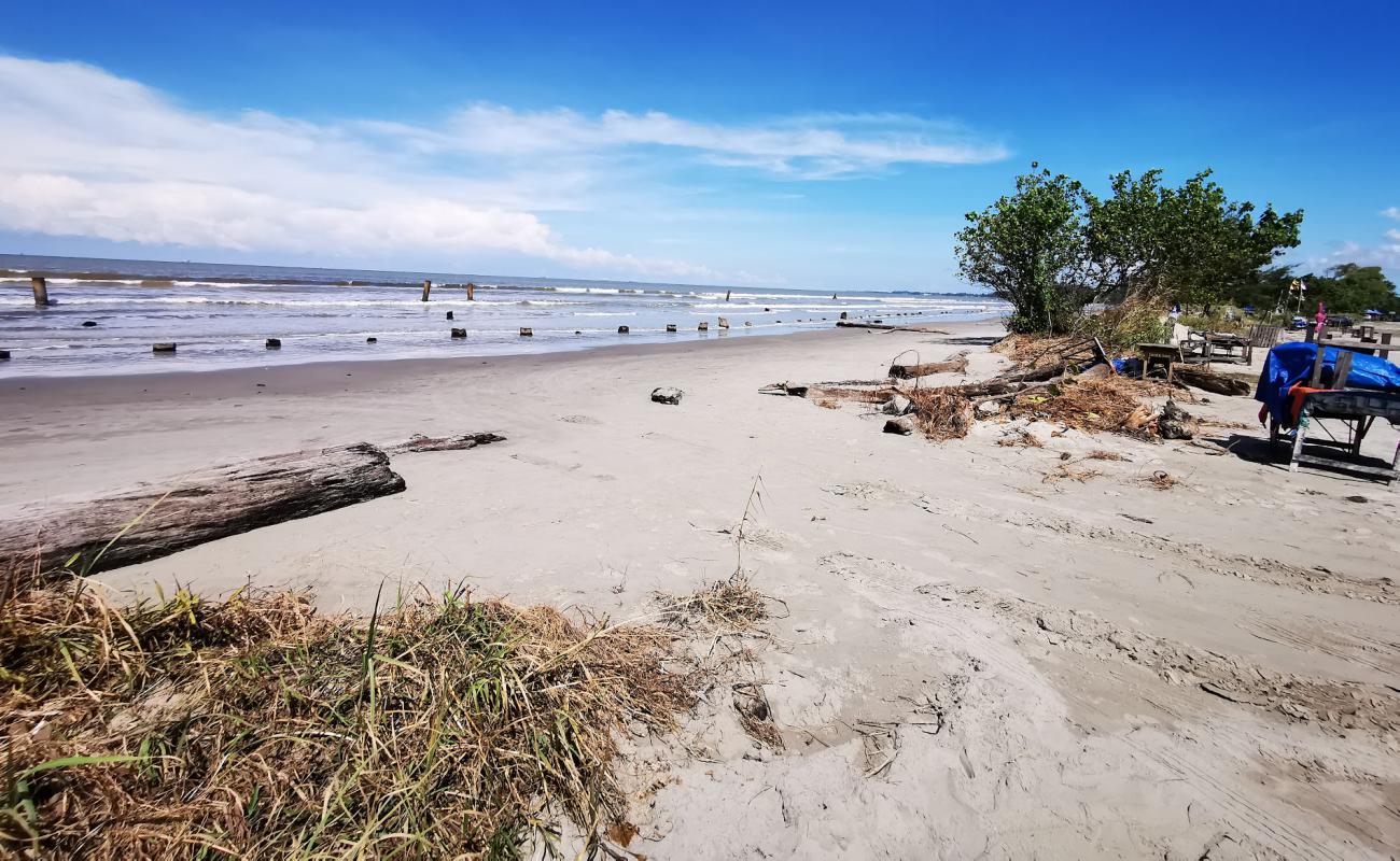 Lutong Beach'in fotoğrafı gri kum yüzey ile