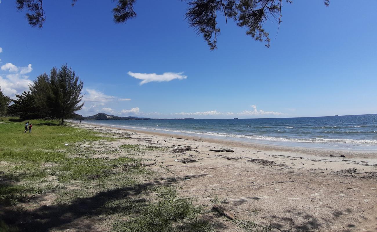 Merintaman Sipitang Beach'in fotoğrafı parlak kum yüzey ile