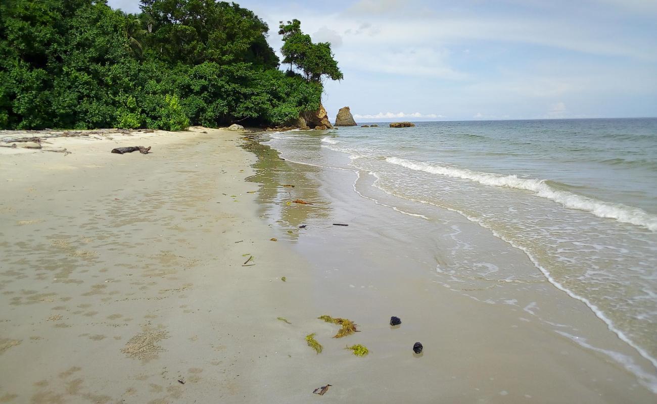 Batu Luang Beach'in fotoğrafı açık bej kum yüzey ile