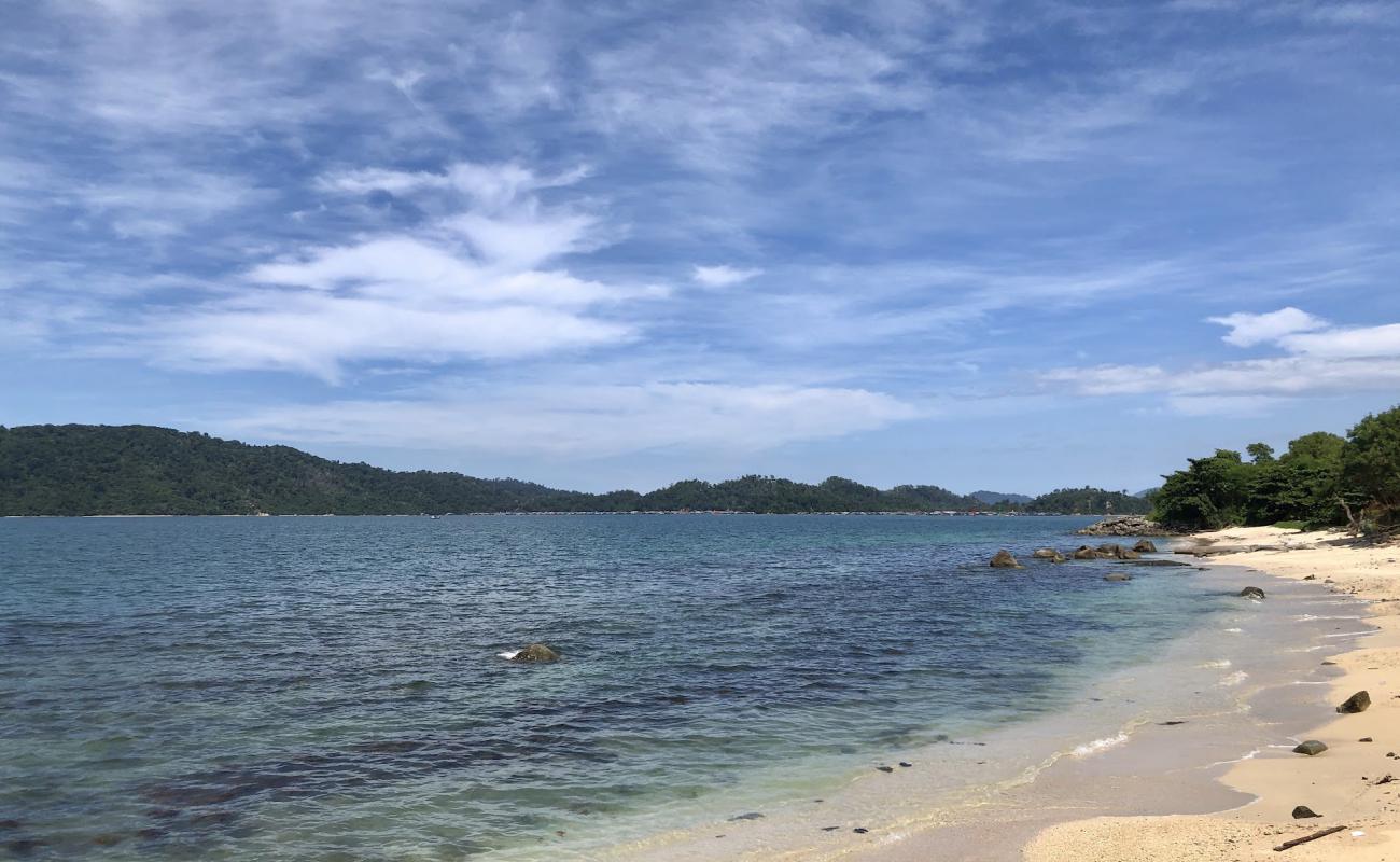 Sutera Harbour Beach'in fotoğrafı parlak kum yüzey ile