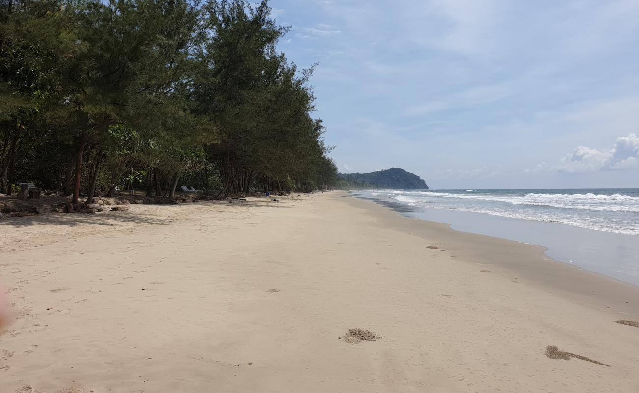 Tuaran Beach'in fotoğrafı açık bej kum yüzey ile