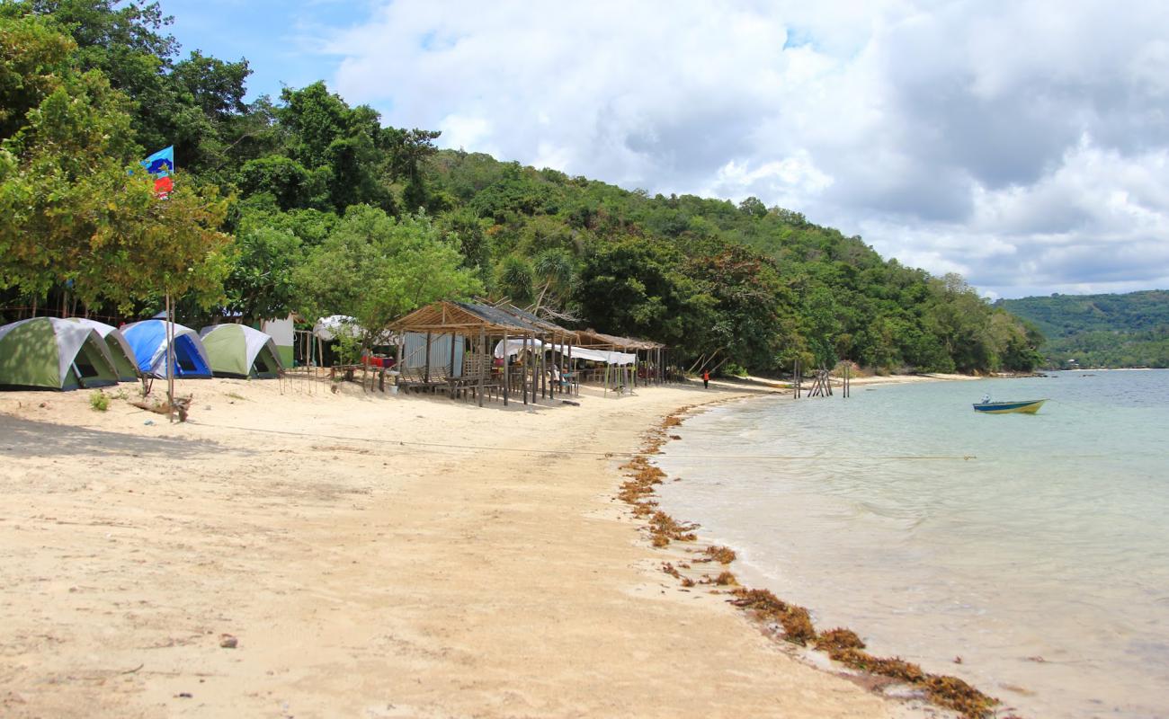 Merakit Beach'in fotoğrafı parlak kum yüzey ile