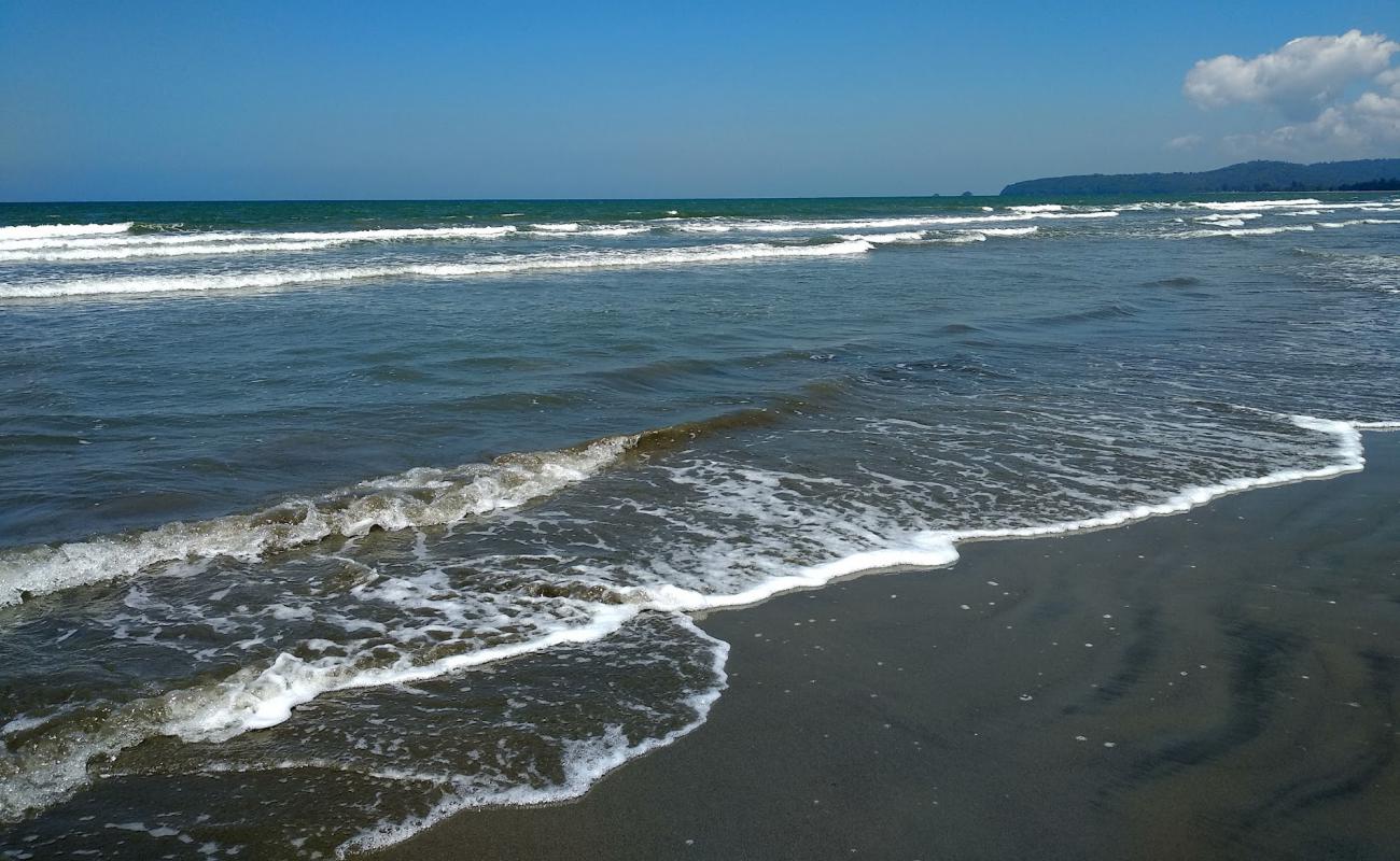 Buek Merengin Beach'in fotoğrafı gri kum yüzey ile