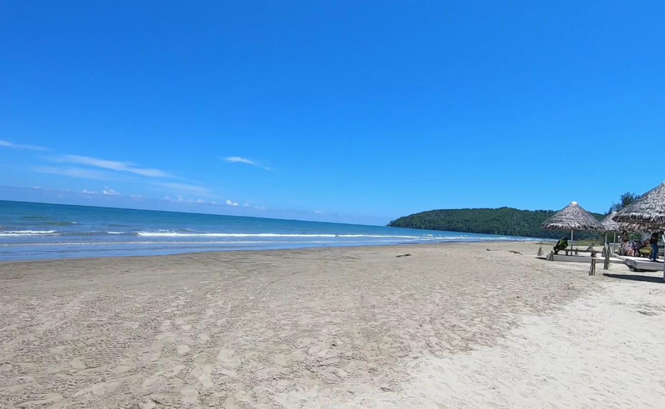 D'Dayang Beach'in fotoğrafı açık bej kum yüzey ile