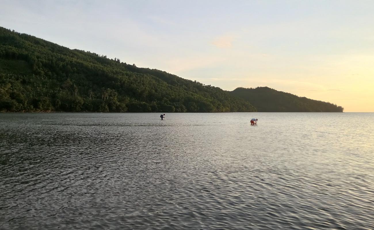 Kampung Bingolon Beach'in fotoğrafı açık bej kum yüzey ile
