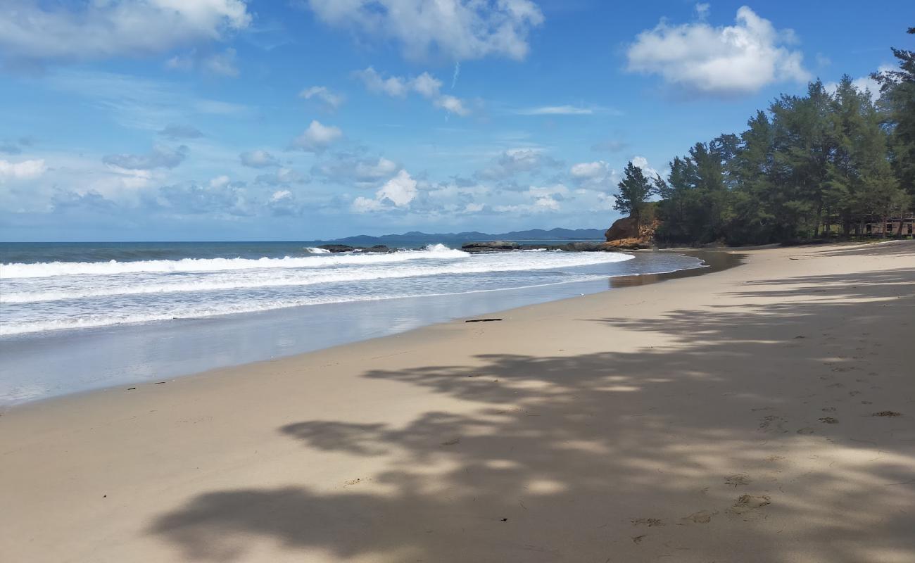 Tindakon Dazang Beach'in fotoğrafı açık bej kum yüzey ile