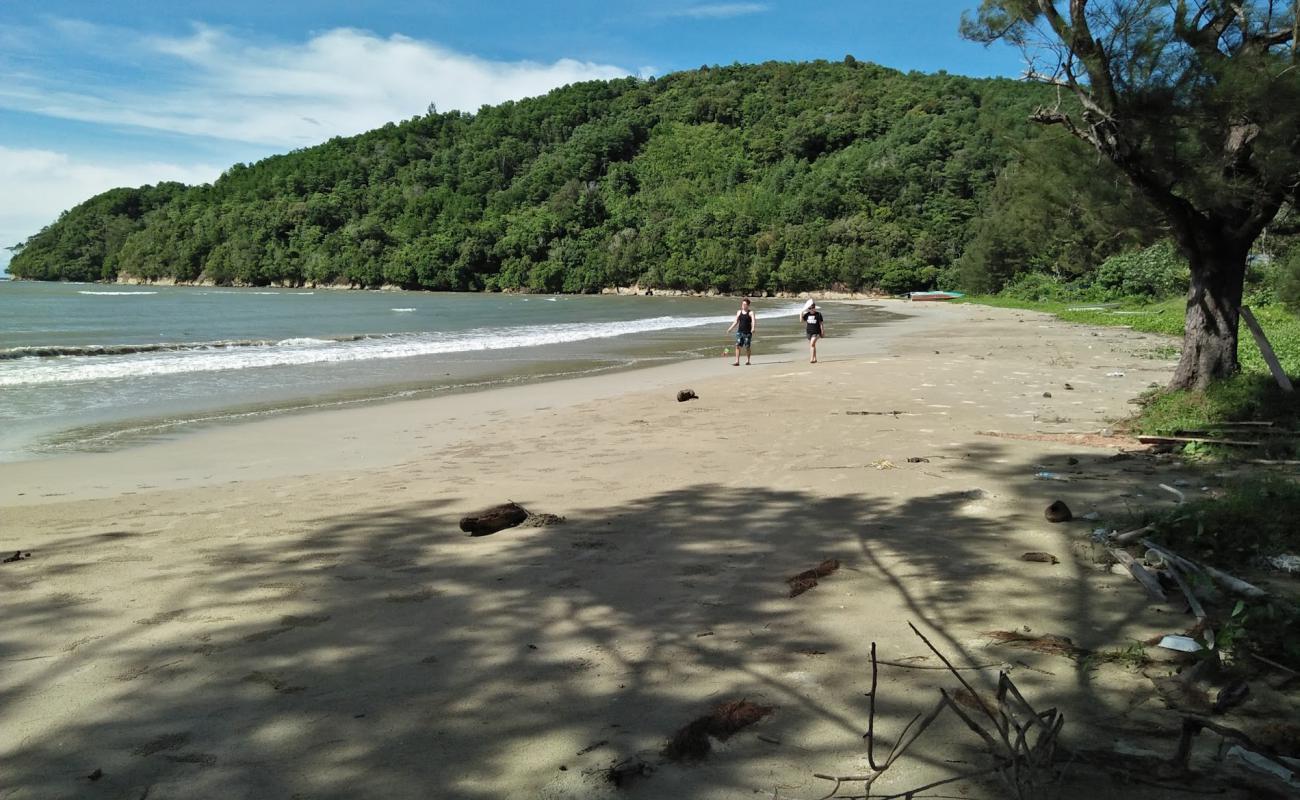 Loro Kecil Beach'in fotoğrafı açık bej kum yüzey ile