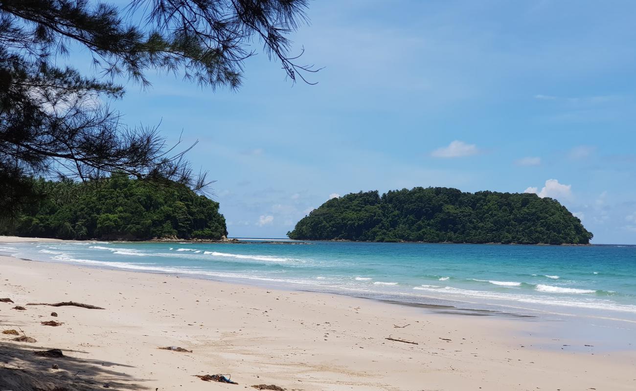 Bavang Jamal Beach'in fotoğrafı i̇nce bej kum yüzey ile
