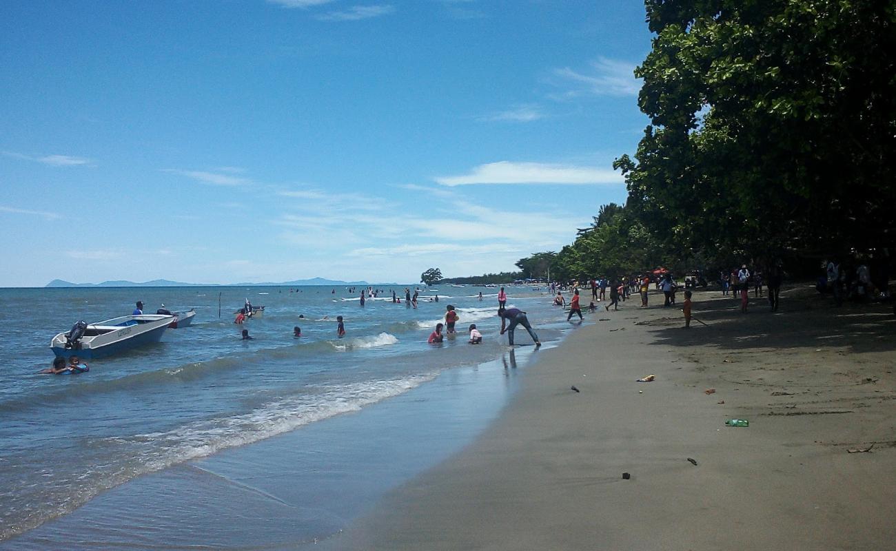 Parapat Makuau Tungku Beach'in fotoğrafı gri kum yüzey ile