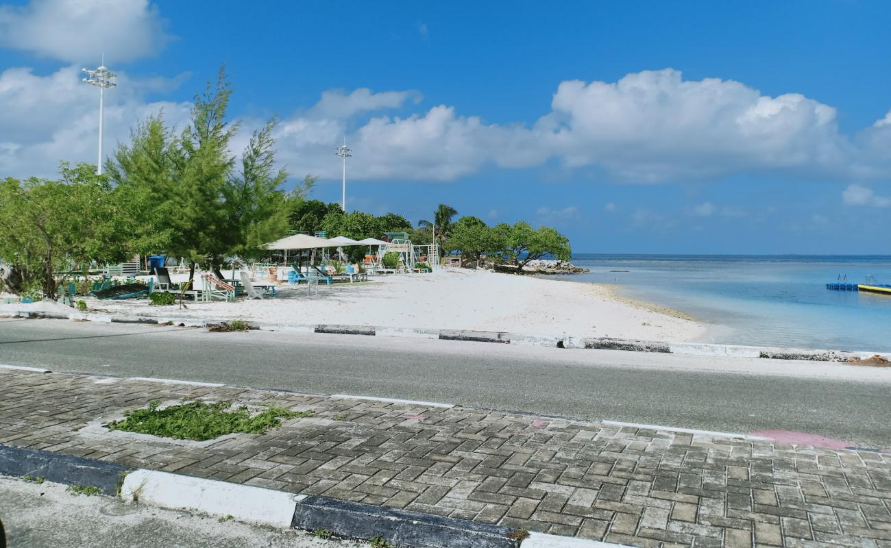 Feydhoo Rashikeda Athiri Beach'in fotoğrafı beyaz kum ve çakıllar yüzey ile