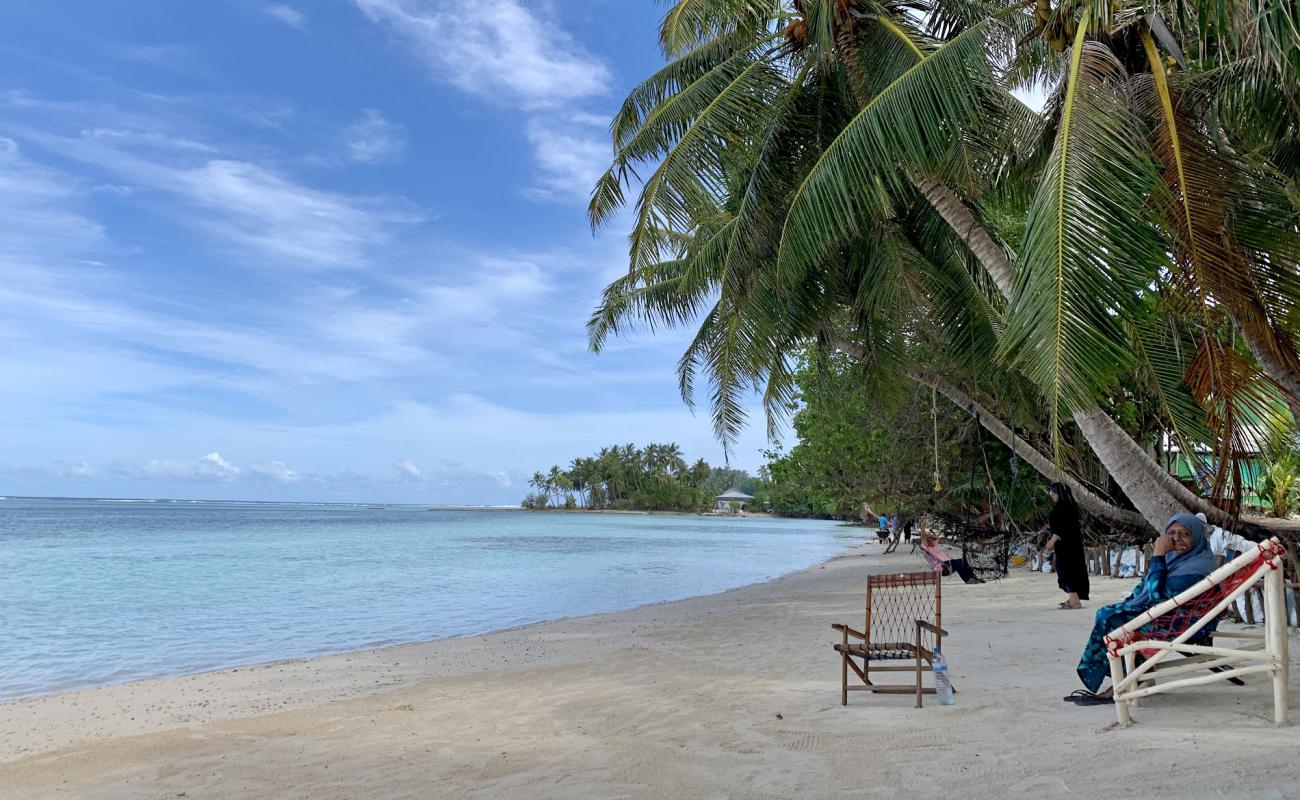 Thirifalhaandi Athiri Beach'in fotoğrafı açık bej kum yüzey ile