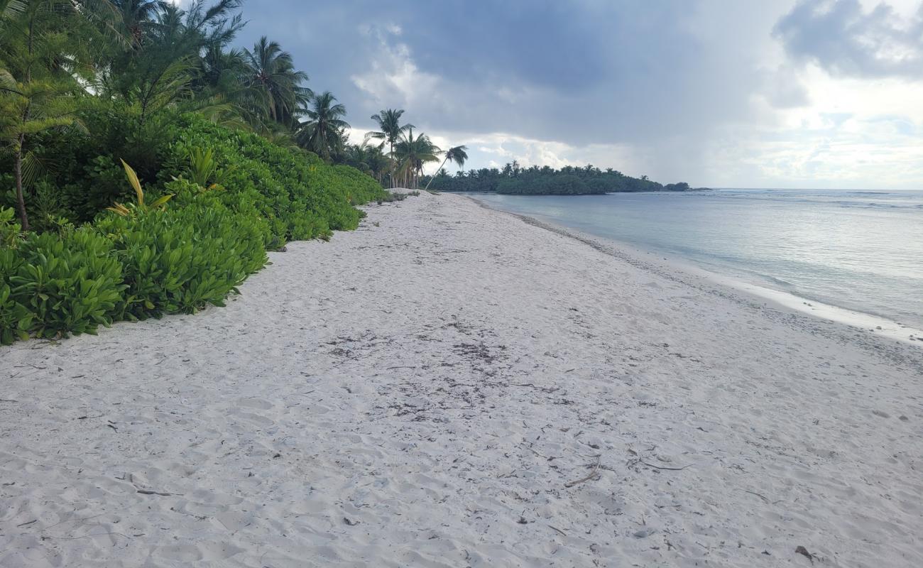 Meedhoo Beach'in fotoğrafı beyaz kum yüzey ile