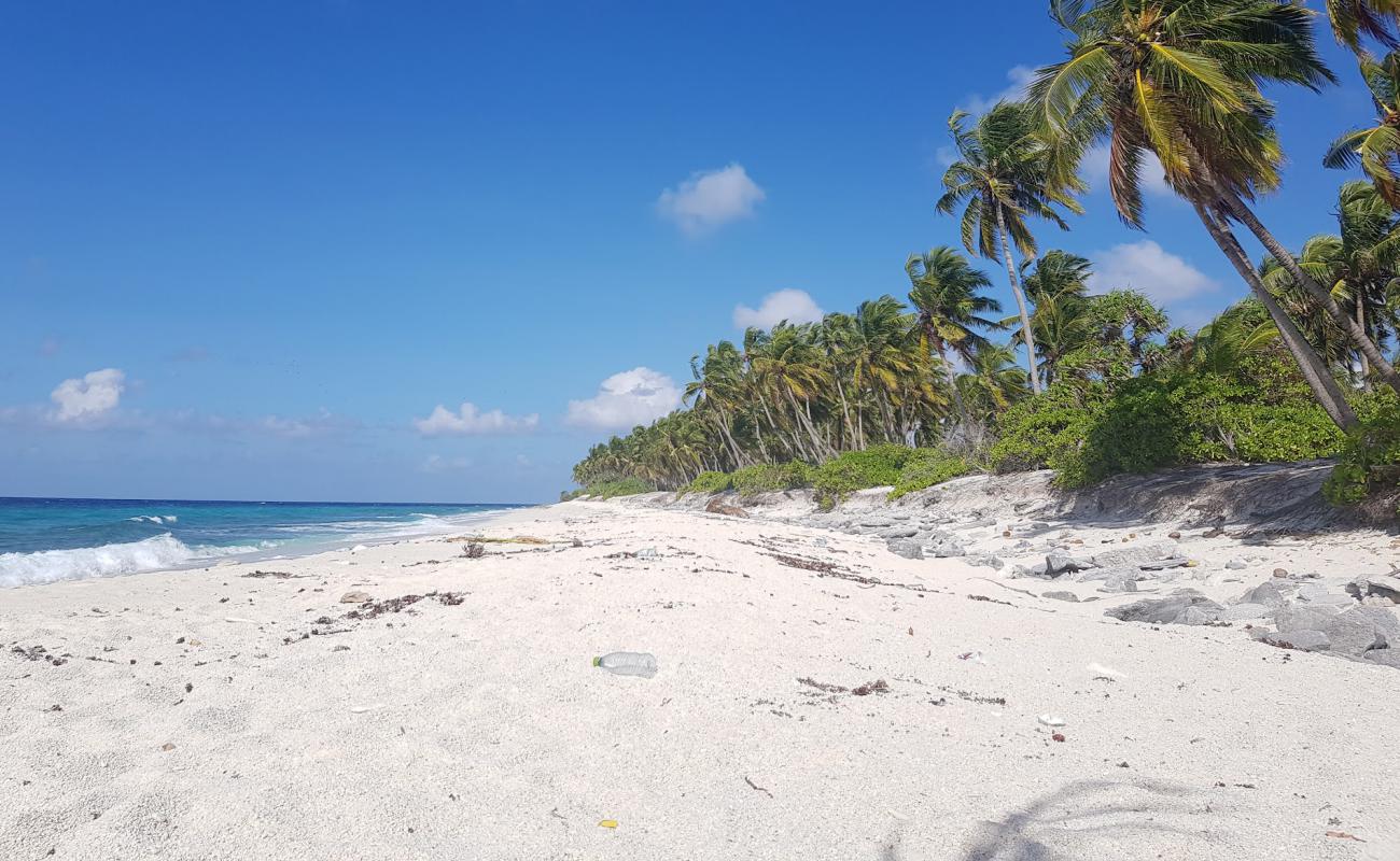 Geiymiskih Fannu Beach'in fotoğrafı beyaz kum yüzey ile