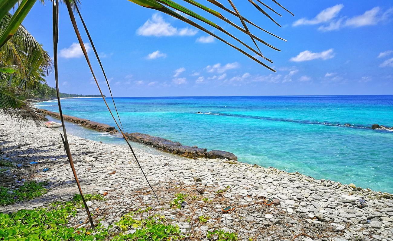 Rasgefannu Athiri Beach'in fotoğrafı gri çakıl taşı yüzey ile