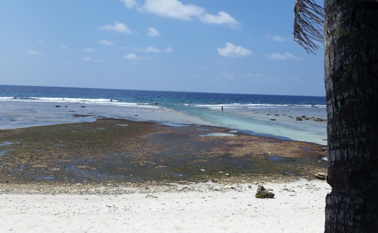 Maaneyre Athiri Beach'in fotoğrafı bej kum ve çakıl yüzey ile