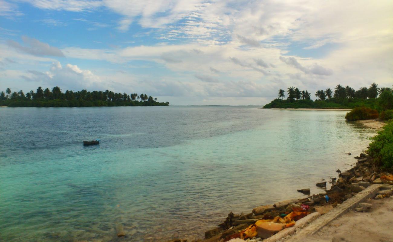 Halhage Hutta Beach'in fotoğrafı bej kum ve çakıl yüzey ile