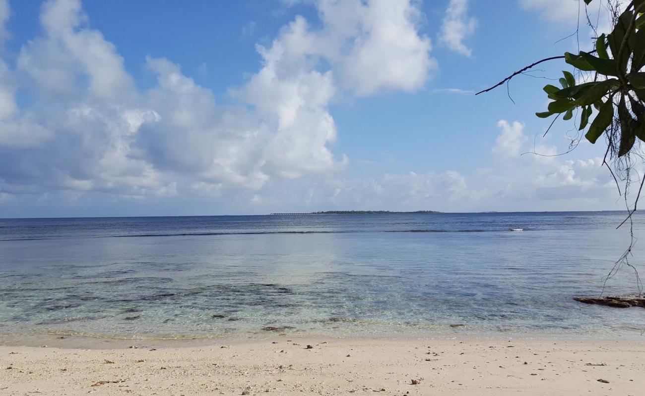 Raalhugandhu Beach'in fotoğrafı beyaz ince kum yüzey ile