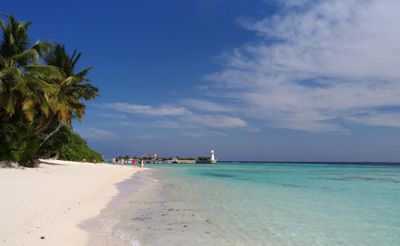 Maguhdhuvaa Resort Beach'in fotoğrafı beyaz ince kum yüzey ile