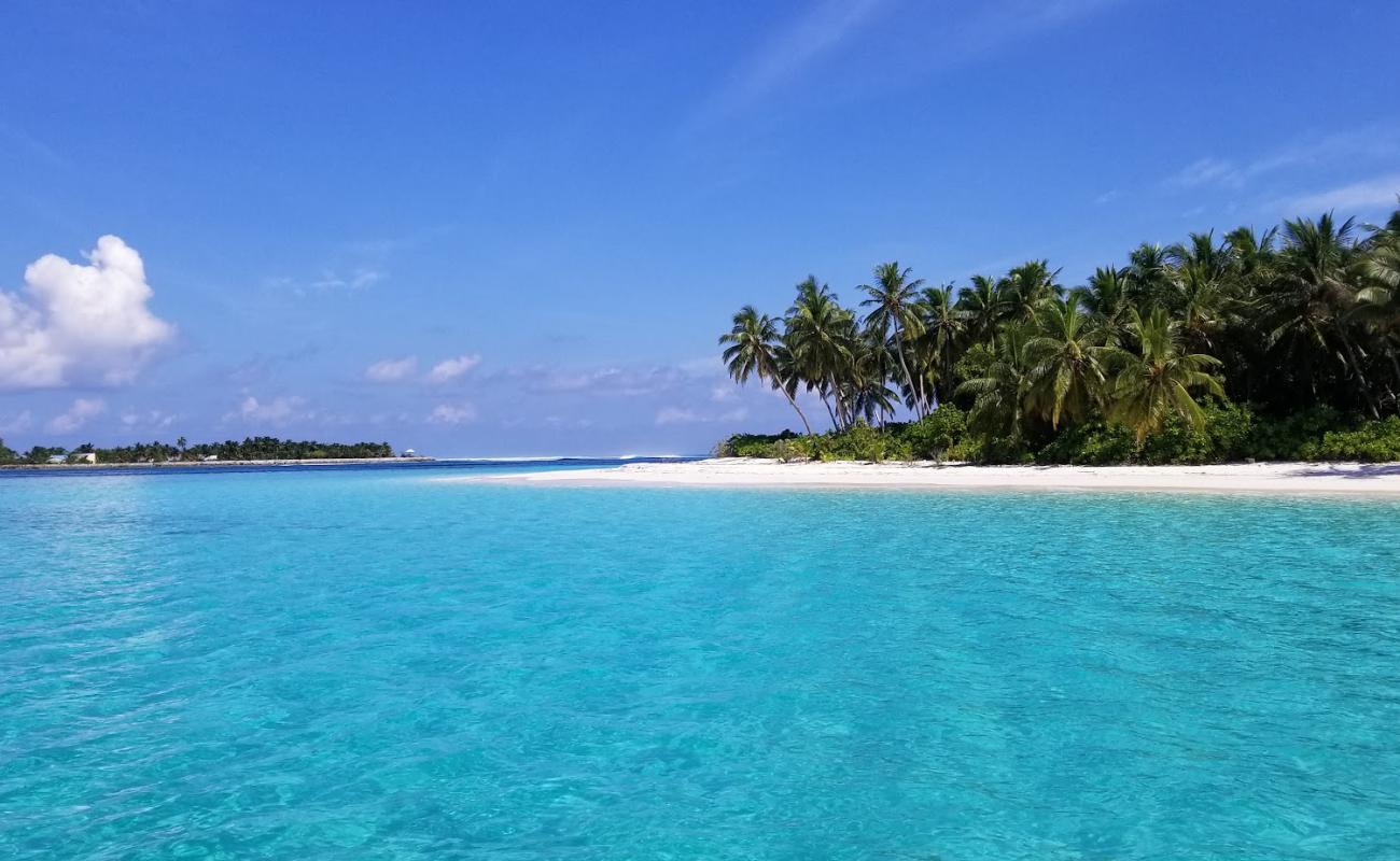 Gan island Beach'in fotoğrafı beyaz kum yüzey ile