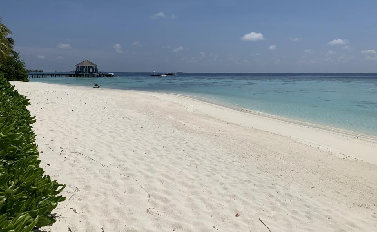 Meradhoo Beach'in fotoğrafı beyaz kum yüzey ile