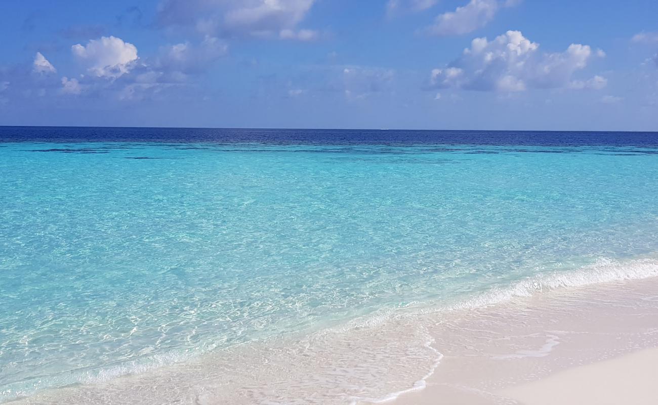 Dhevvamaagalaa Beach'in fotoğrafı i̇nce beyaz kum yüzey ile