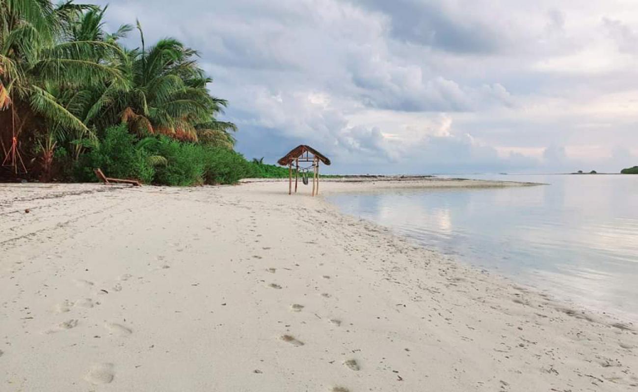 Kunahandhoo Beach'in fotoğrafı açık bej kum yüzey ile